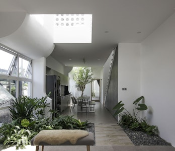 The Role of Inner Garden in Minimalist Housing in a High-Temperature Environment
