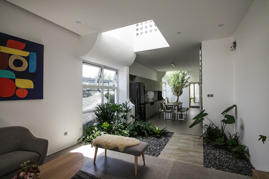 The Role of Inner Garden in Minimalist Housing in a High-Temperature Environment