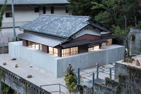 Yurotie Atami: An Old House Half Submerged in Concrete