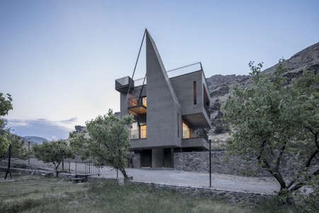 Like the Rock Mountains, Gray Villa is the Representation by White Cube Atelier