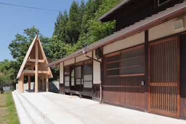 The “Naked” Living Room as an Extension of an Ancient Japanese House