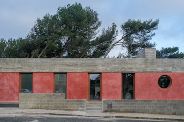 Untitled House: Building Life under a Large Reinforced Concrete Structure
