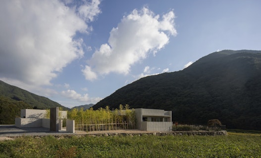 The Balance of Privacy with a Mountain Landscape at Gyeongjuok House