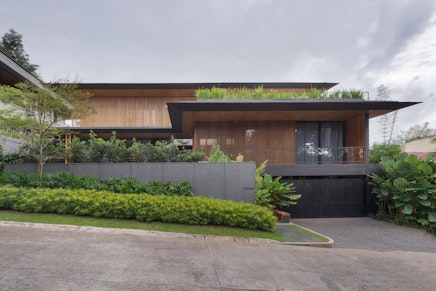 Screen House by PXP Design Workshop, A House in The Sloping Area