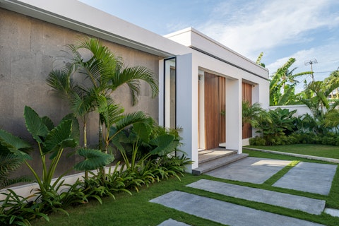 Villa Fatum: White and Quiet Villa in Bali by Lumbung Architect