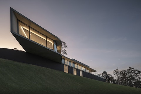 Cliffhanger House in Toowoomba: A Seamless Integration with Nature